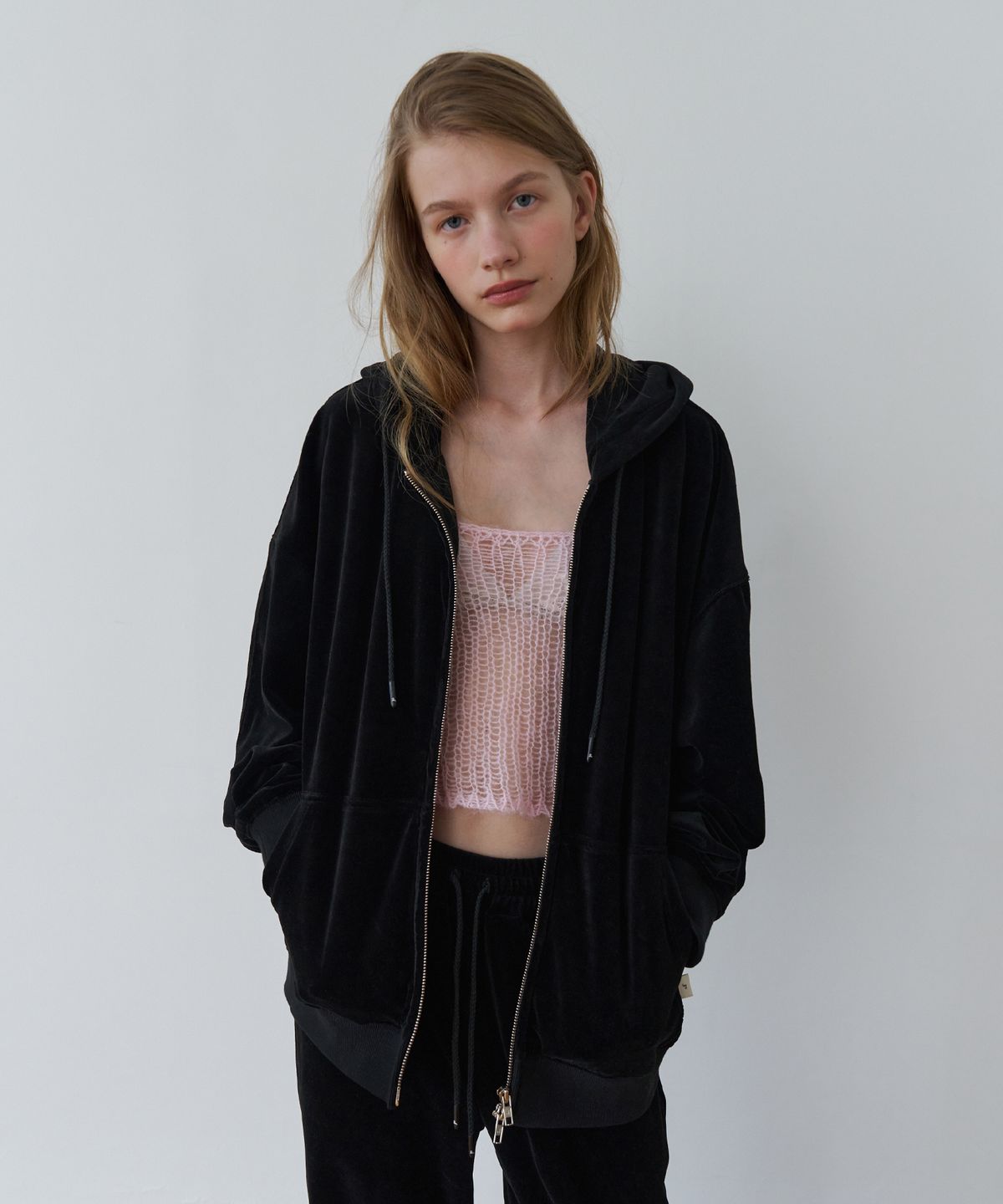 오버듀플레어(OVERDUEFLAIR) VELVET TEXTURED ZIP-UP HOODIE_BLACK
