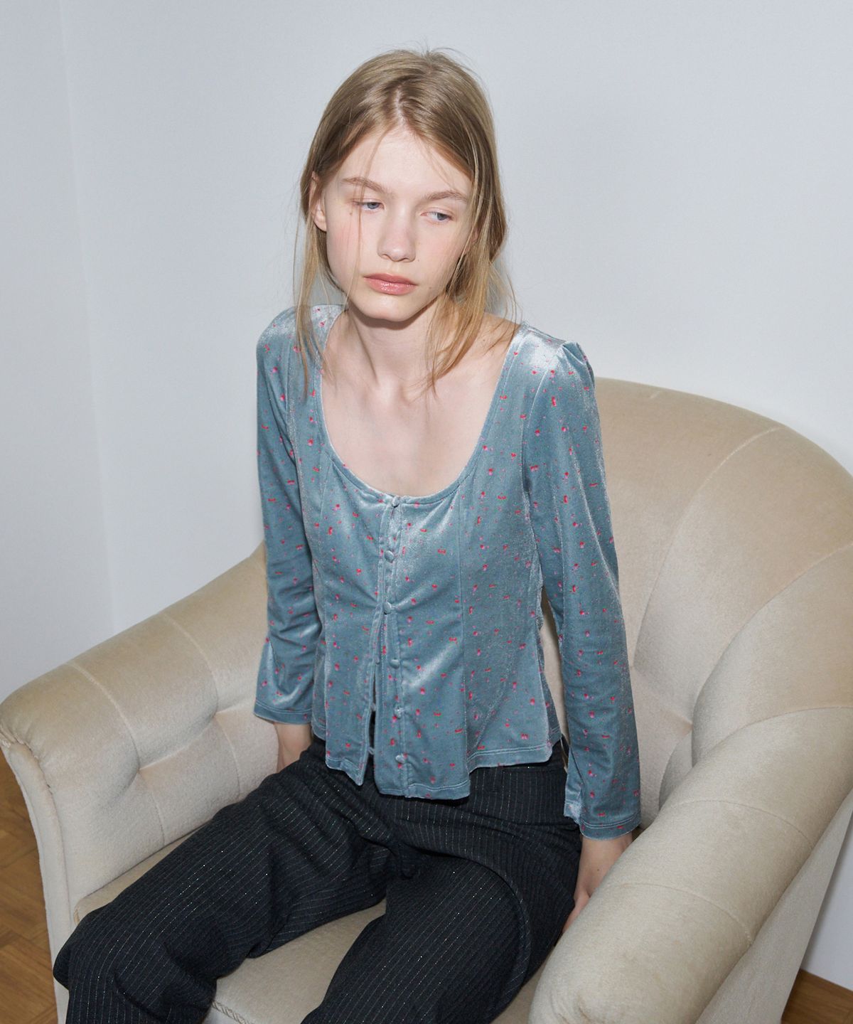 오버듀플레어(OVERDUEFLAIR) FLORAL-PRINTED TEE BLOUSE_INDI BLUE