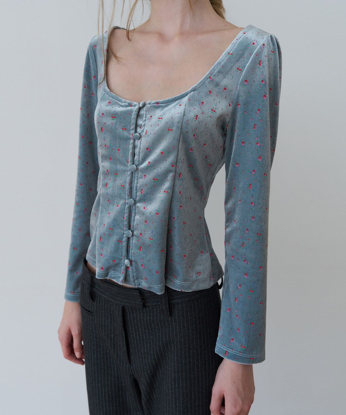 오버듀플레어(OVERDUEFLAIR) FLORAL-PRINTED TEE BLOUSE_INDI BLUE