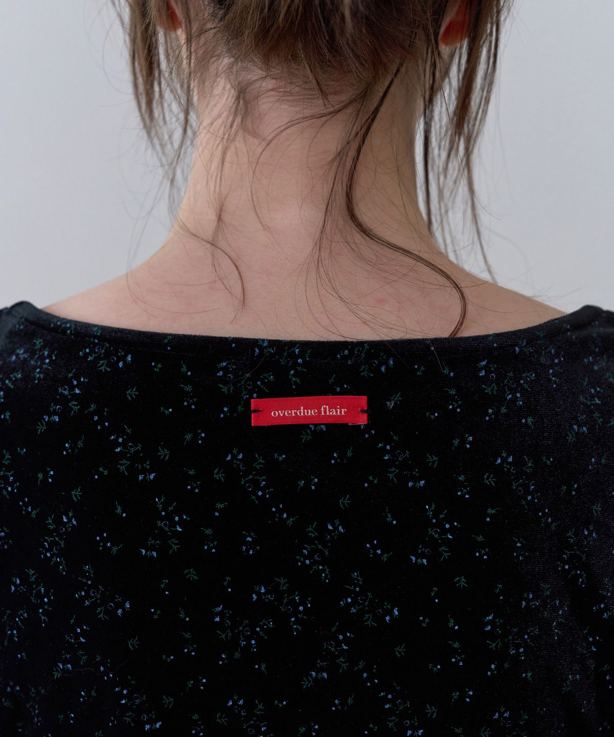 오버듀플레어(OVERDUEFLAIR) FLORAL-PRINTED TEE BLOUSE_BLACK