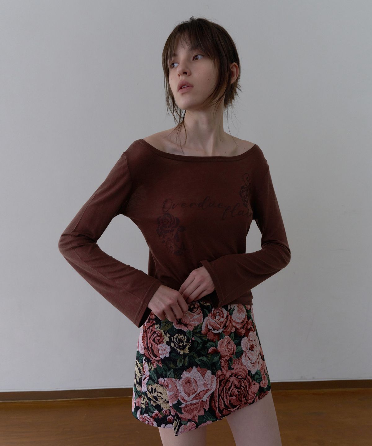 오버듀플레어(OVERDUEFLAIR) BOAT-NECK SLIM FIT T-SHIRT_RED BROWN