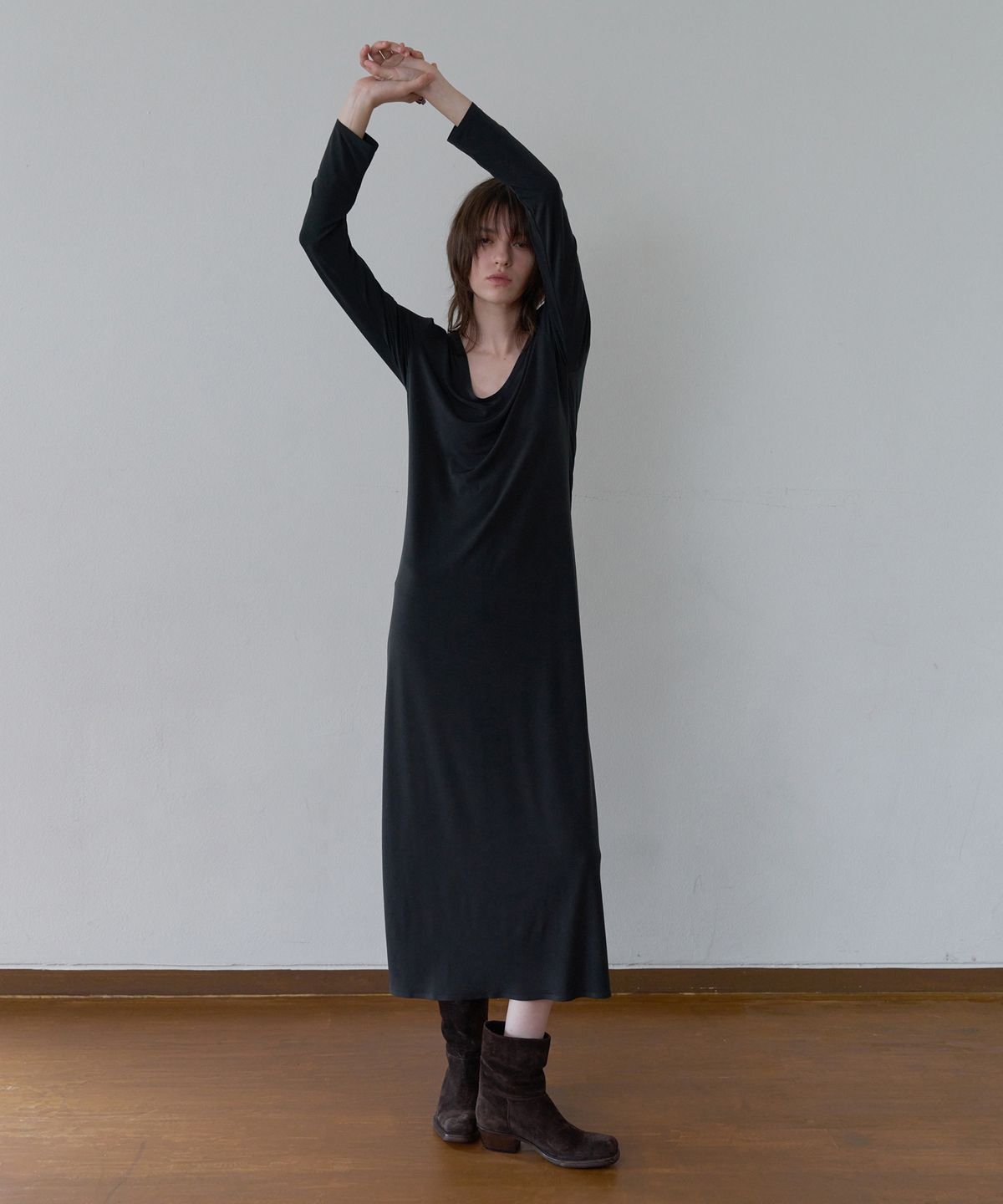 오버듀플레어(OVERDUEFLAIR) FLEXIBLE LONG SLEEVE MAXI DRESS_CHARCOAL
