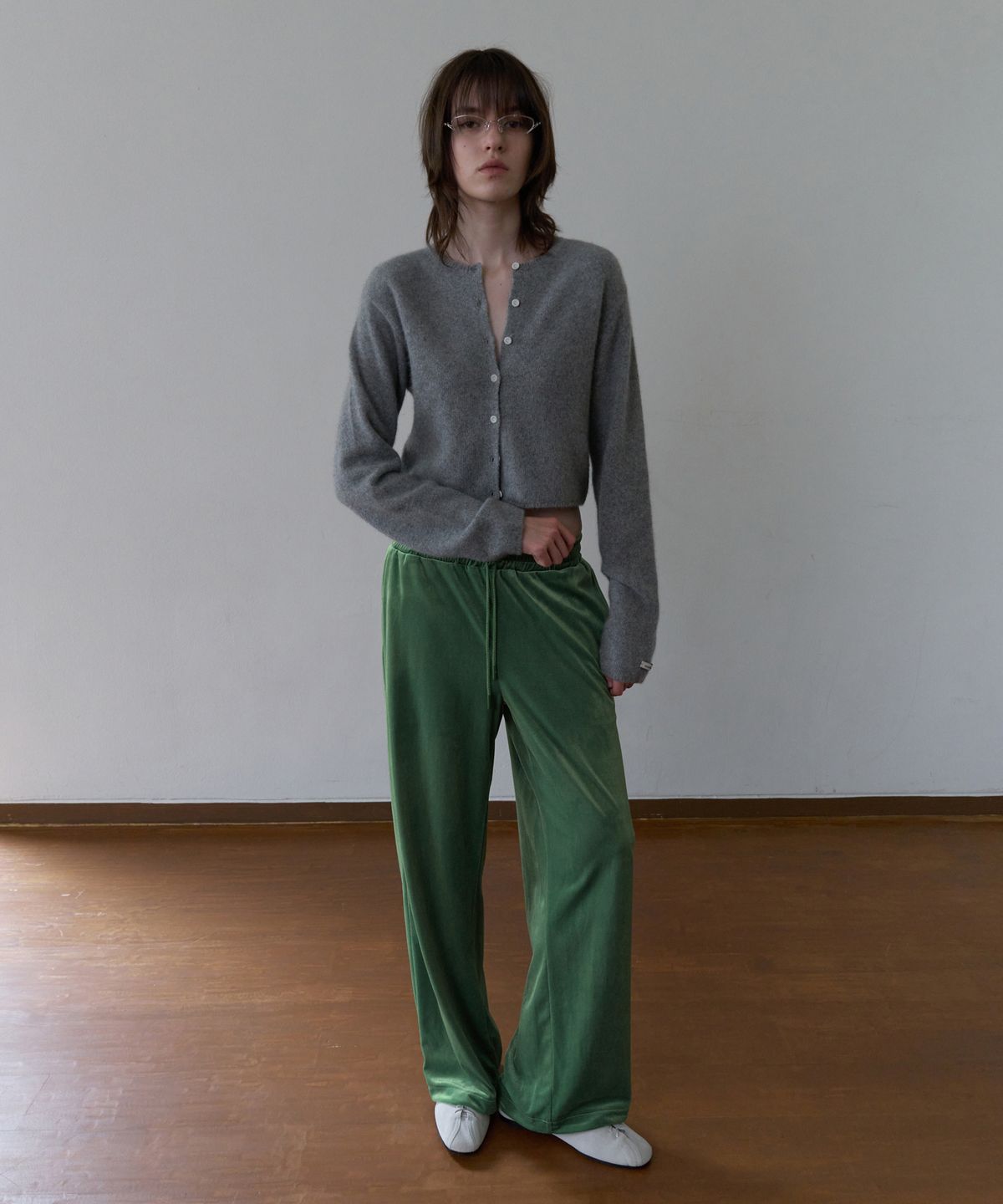 오버듀플레어(OVERDUEFLAIR) VELVET BANDED WIDE PANTS_APPLE GREEN