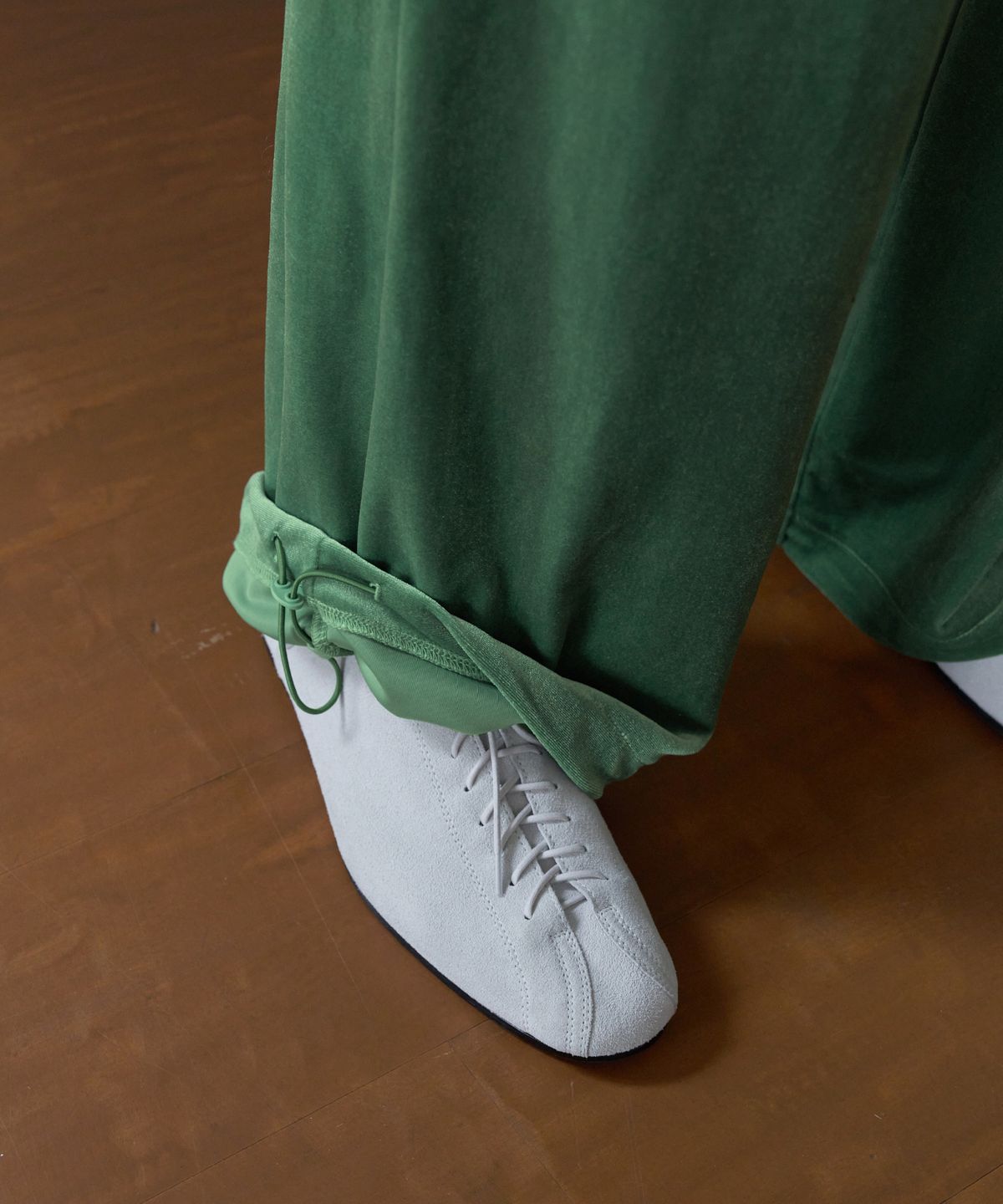 오버듀플레어(OVERDUEFLAIR) VELVET BANDED WIDE PANTS_APPLE GREEN