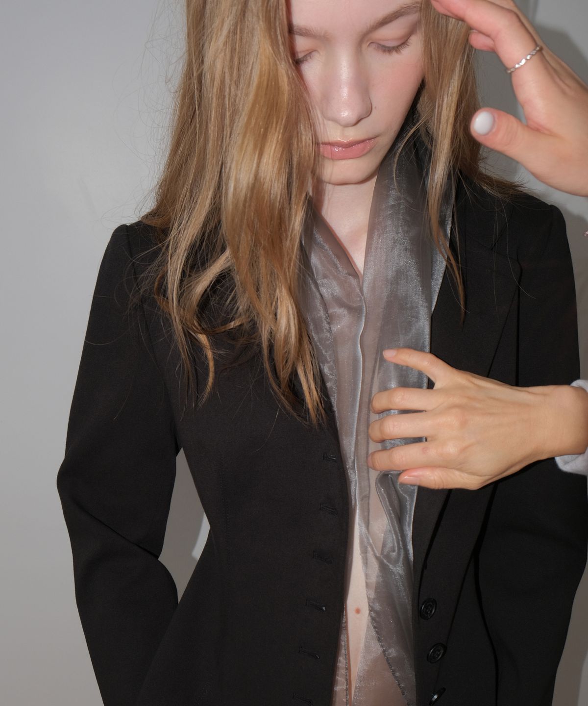 오버듀플레어(OVERDUEFLAIR) SHEER ORGANZA SCARF_GREY
