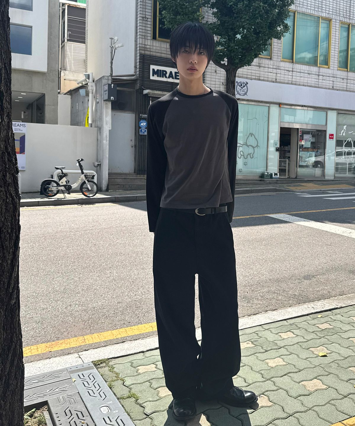 시그니처(SIGNATURE) 크롭 레글런 긴팔 티셔츠[블랙]