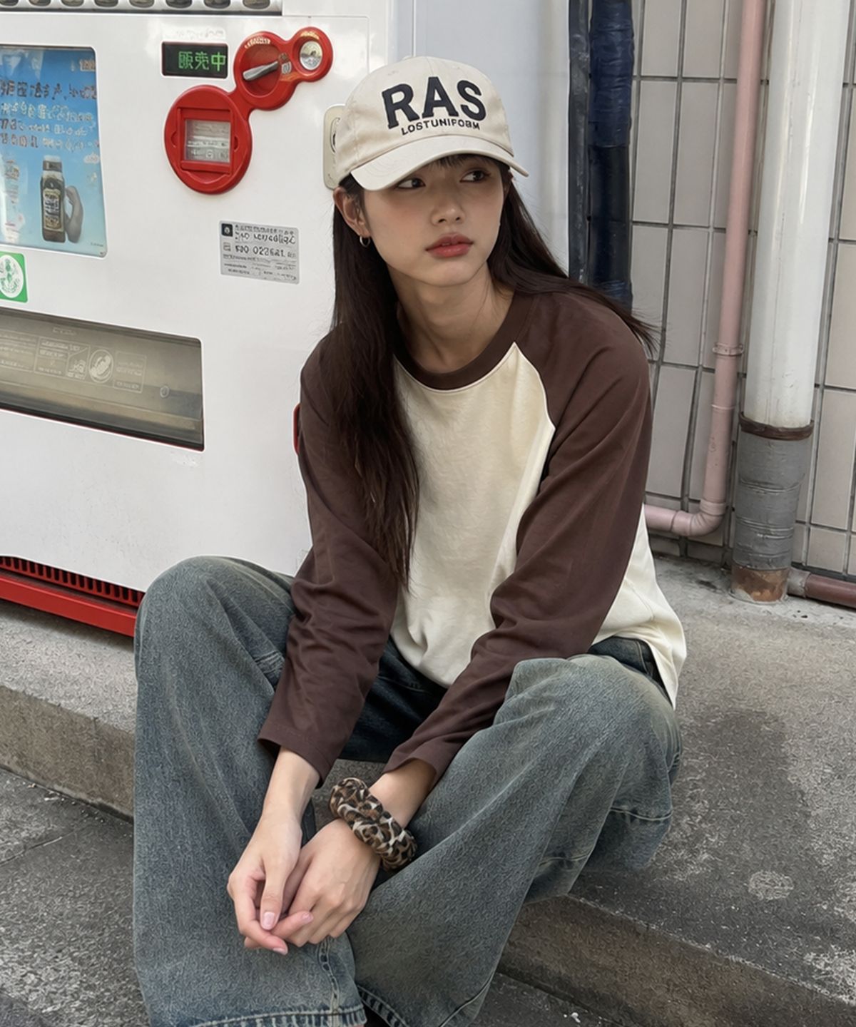 시그니처(SIGNATURE) 크롭 레글런 긴팔 티셔츠[브라운]