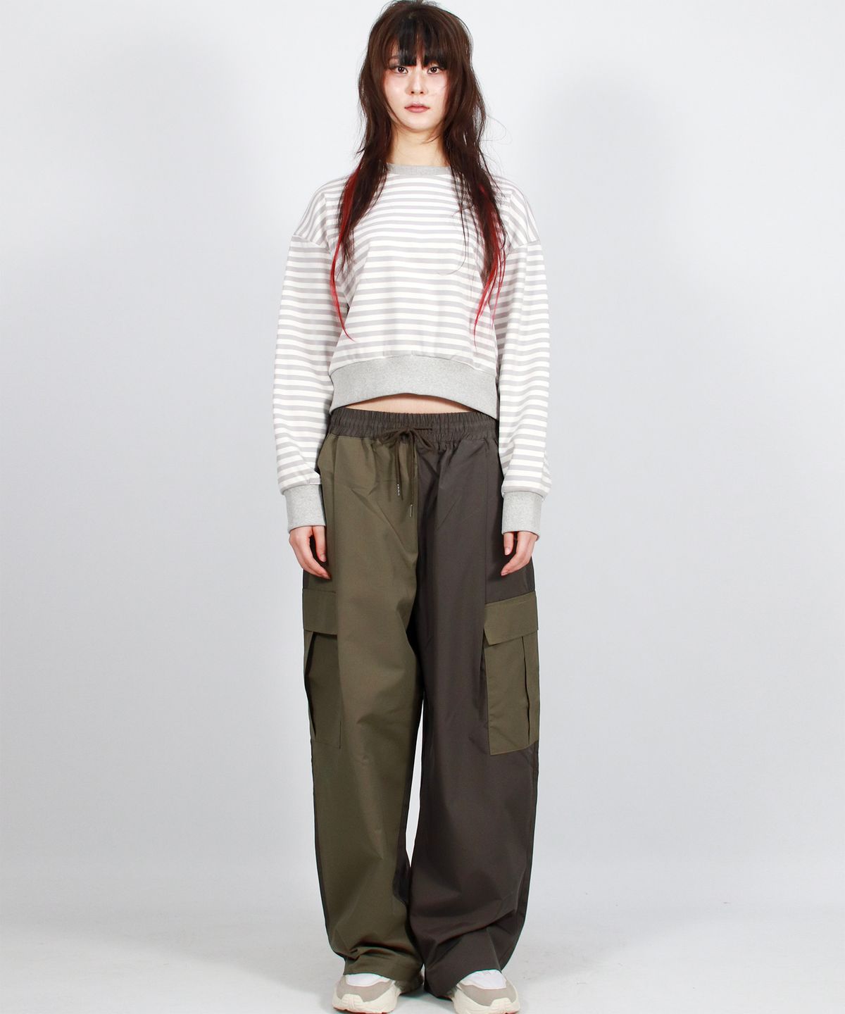 드마크(DEMARC) Asymmetrical tone on tone Cargo Wide track pants - Khaki