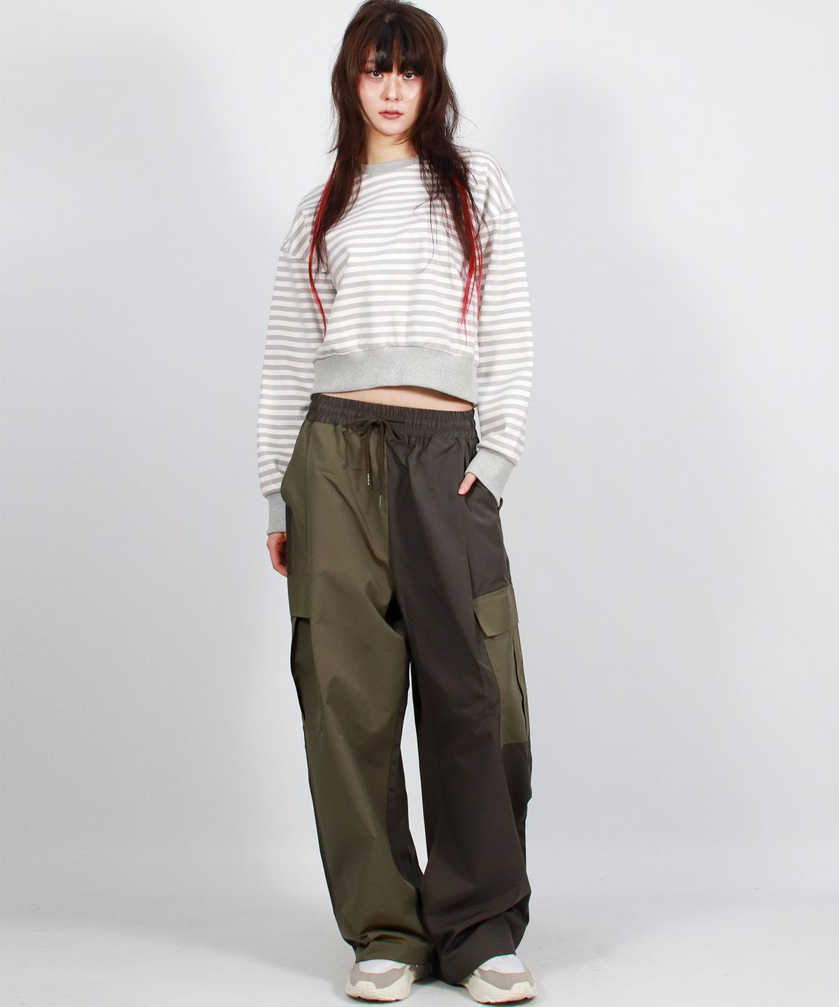 드마크(DEMARC) Asymmetrical tone on tone Cargo Wide track pants - Khaki