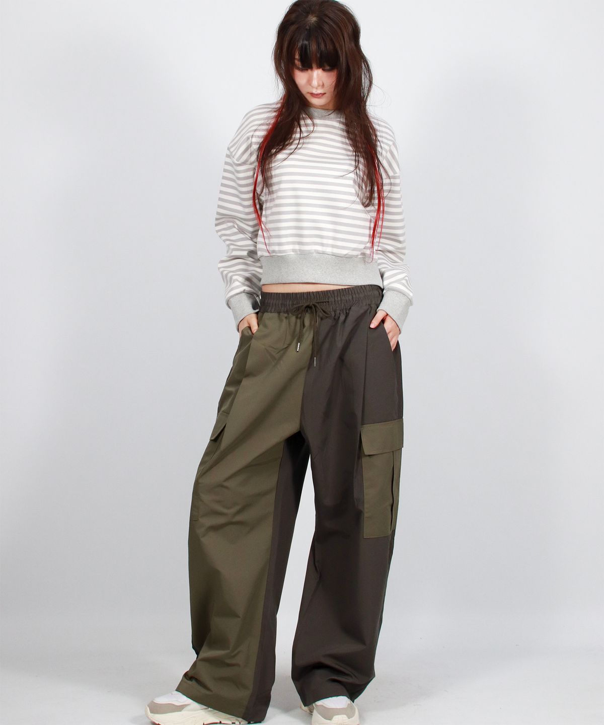 드마크(DEMARC) Asymmetrical tone on tone Cargo Wide track pants - Khaki