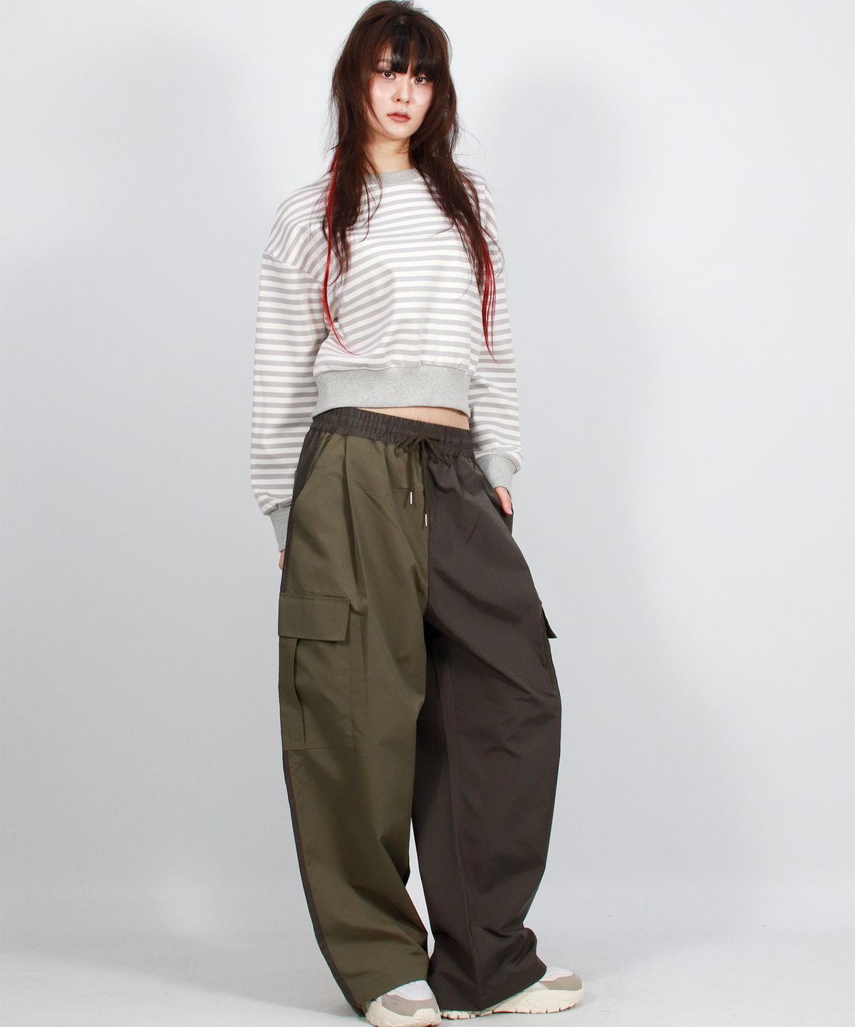 드마크(DEMARC) Asymmetrical tone on tone Cargo Wide track pants - Khaki