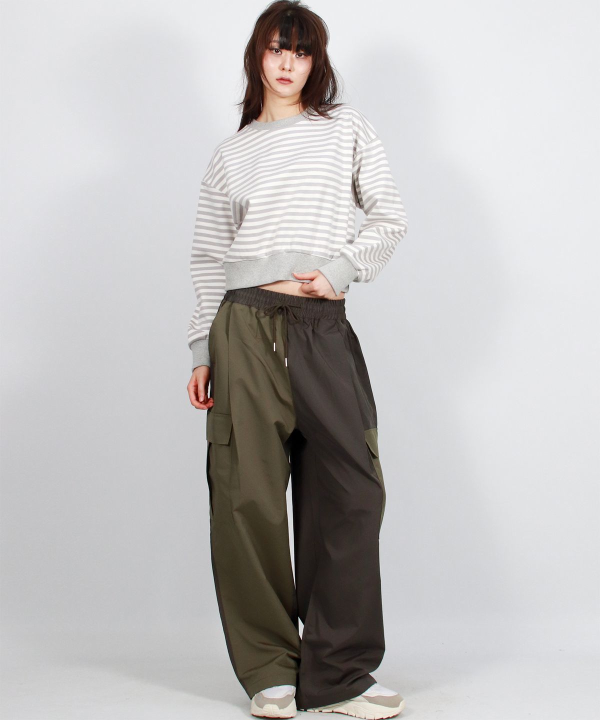 드마크(DEMARC) Asymmetrical tone on tone Cargo Wide track pants - Khaki