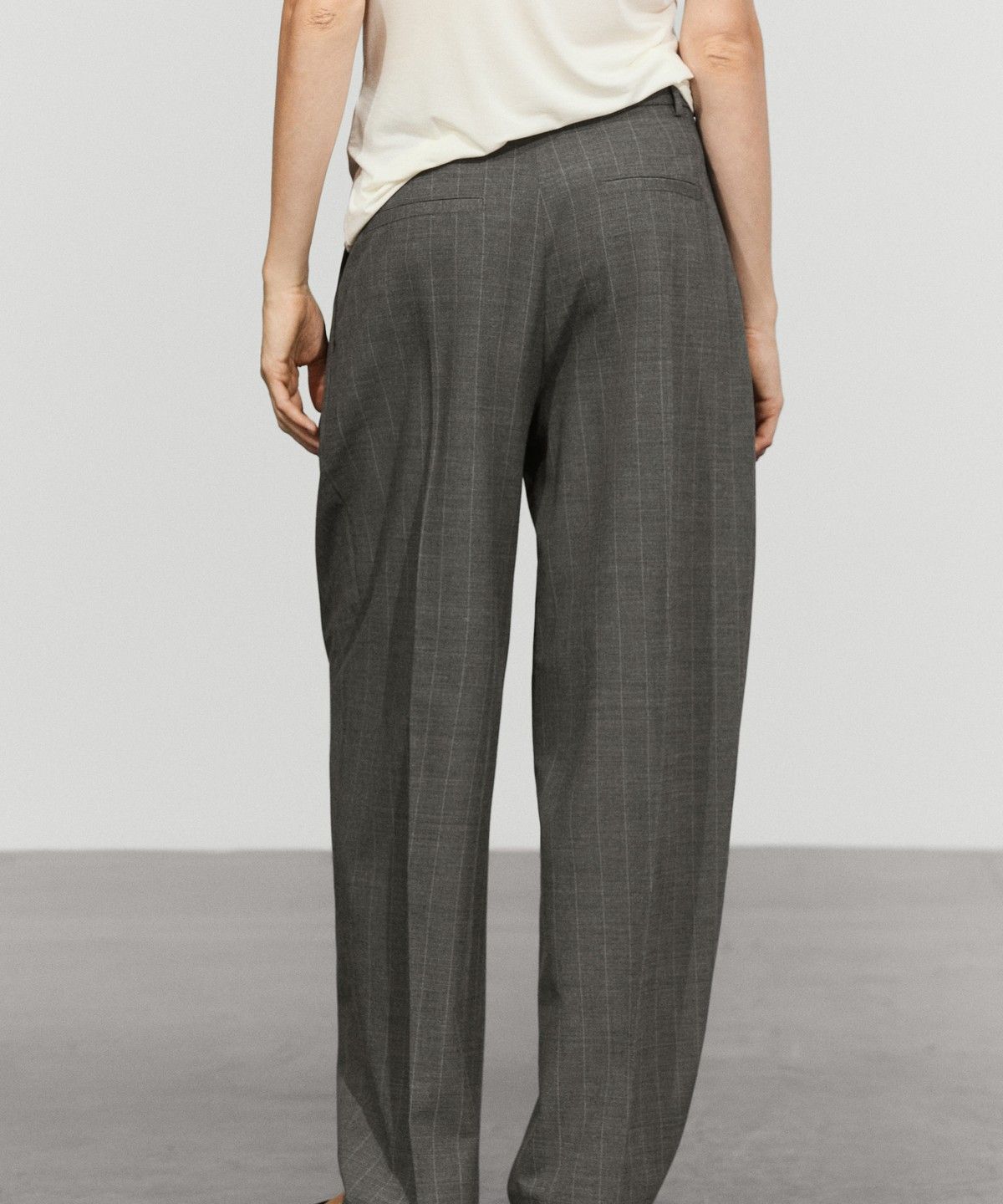 마시모두띠(MASSIMO DUTTI) 캐롯 핏 핀스트라이프 팬츠