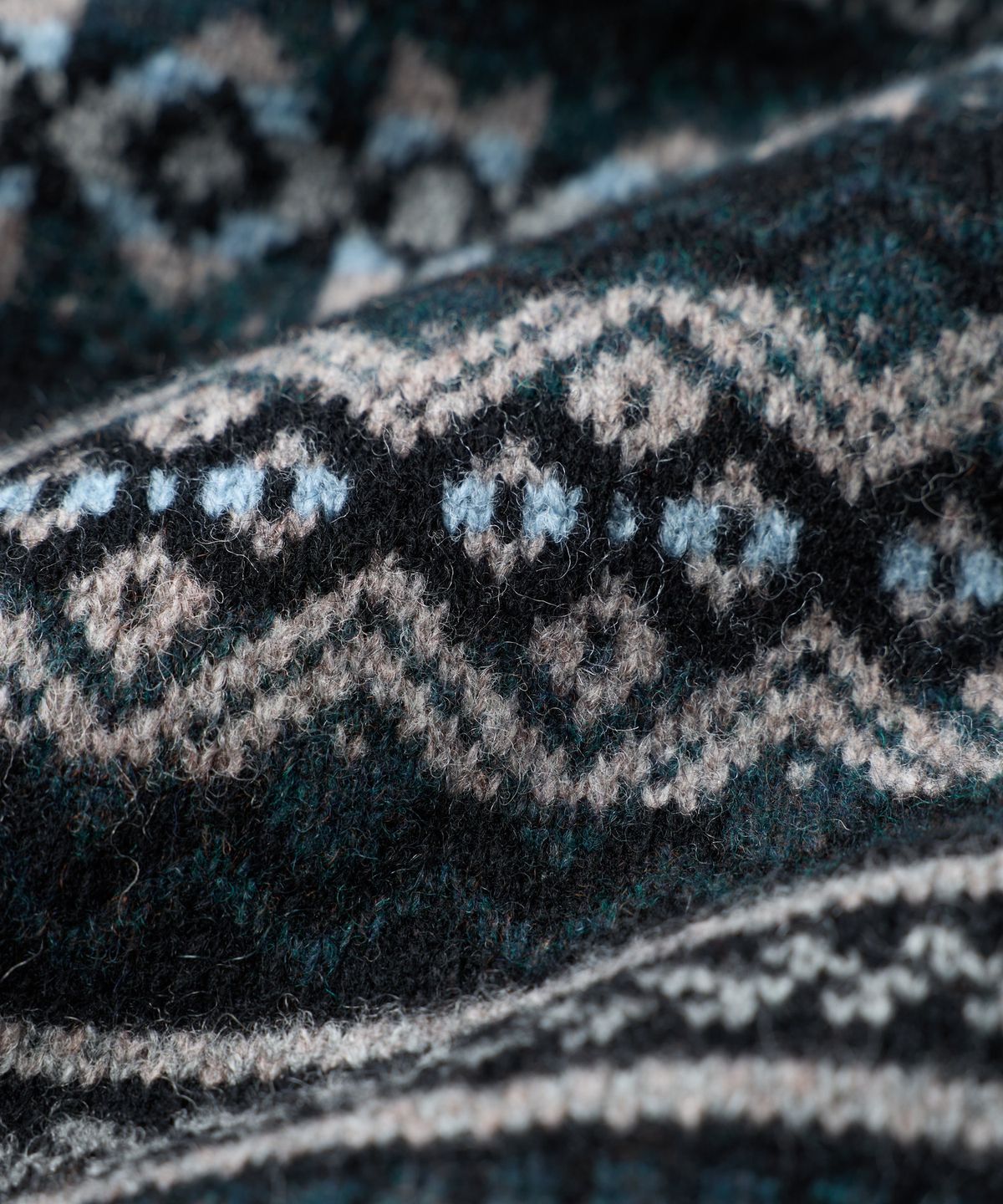 건지 울른스(Guernsey Woollens) 포트도일 페어아일 크루넥 스웨터 - 블랙
