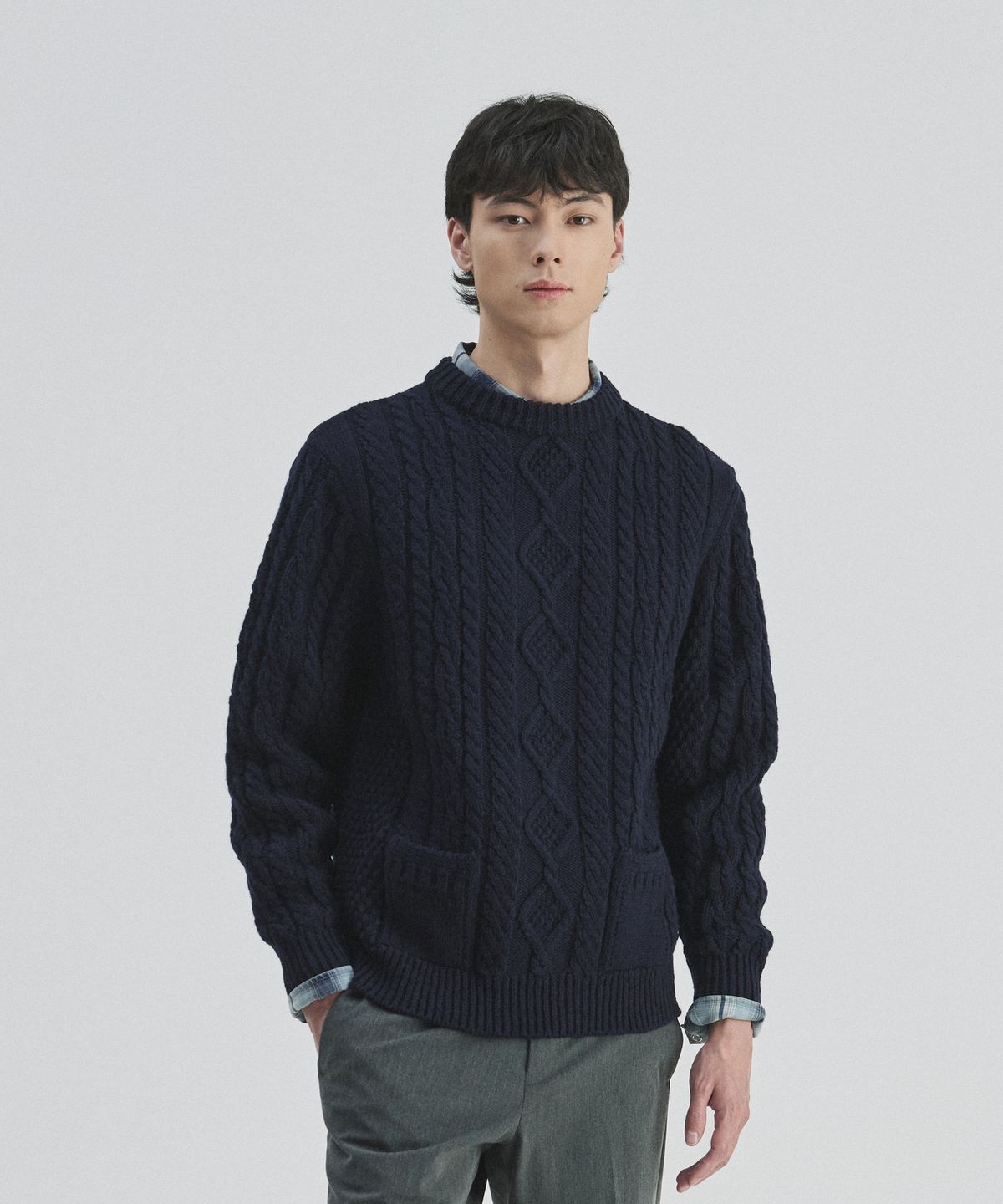 건지 울른스(Guernsey Woollens) 셔틀랜드울 아란 포켓 스웨터 - 네이비