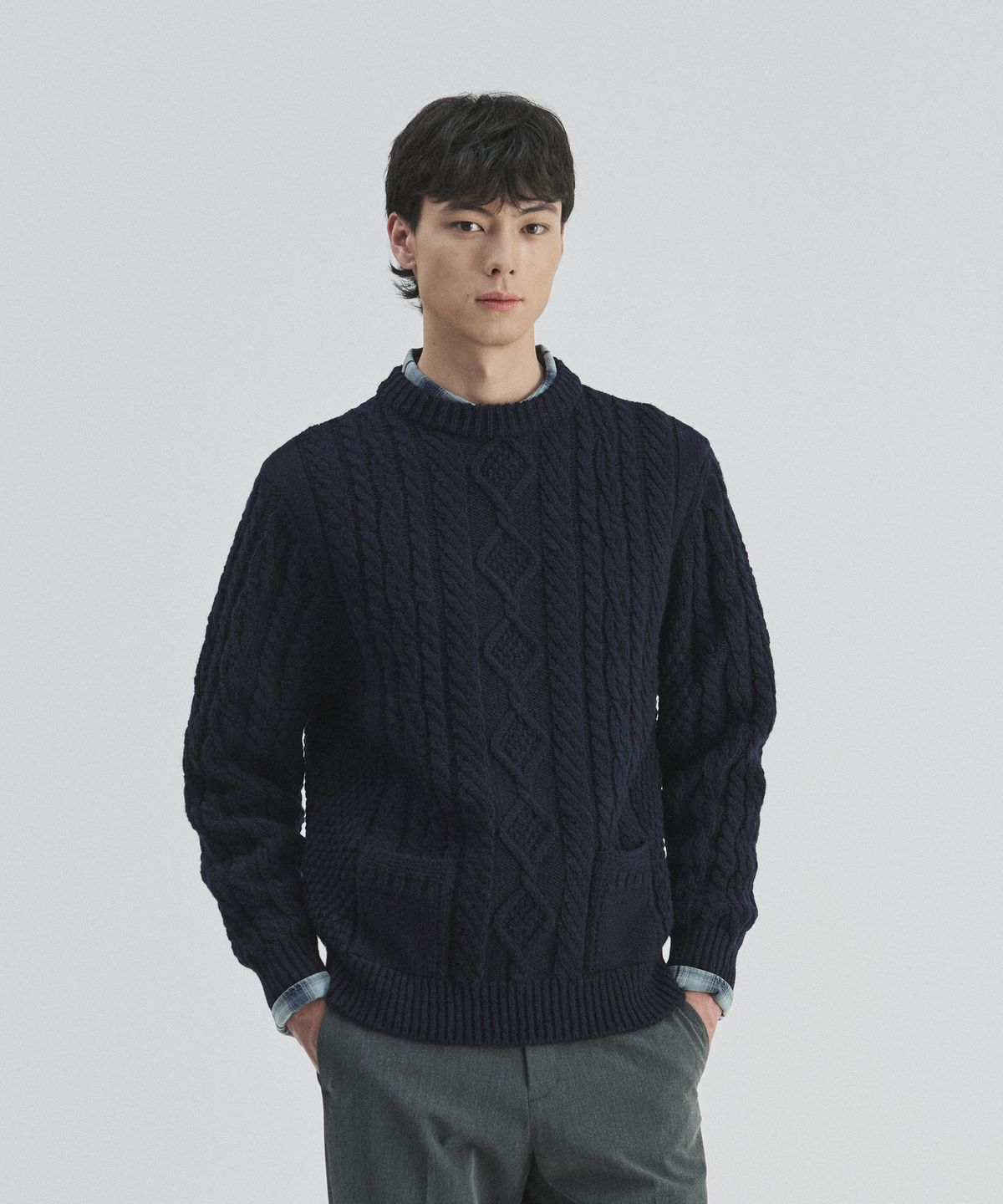 건지 울른스(Guernsey Woollens) 셔틀랜드울 아란 포켓 스웨터 - 네이비