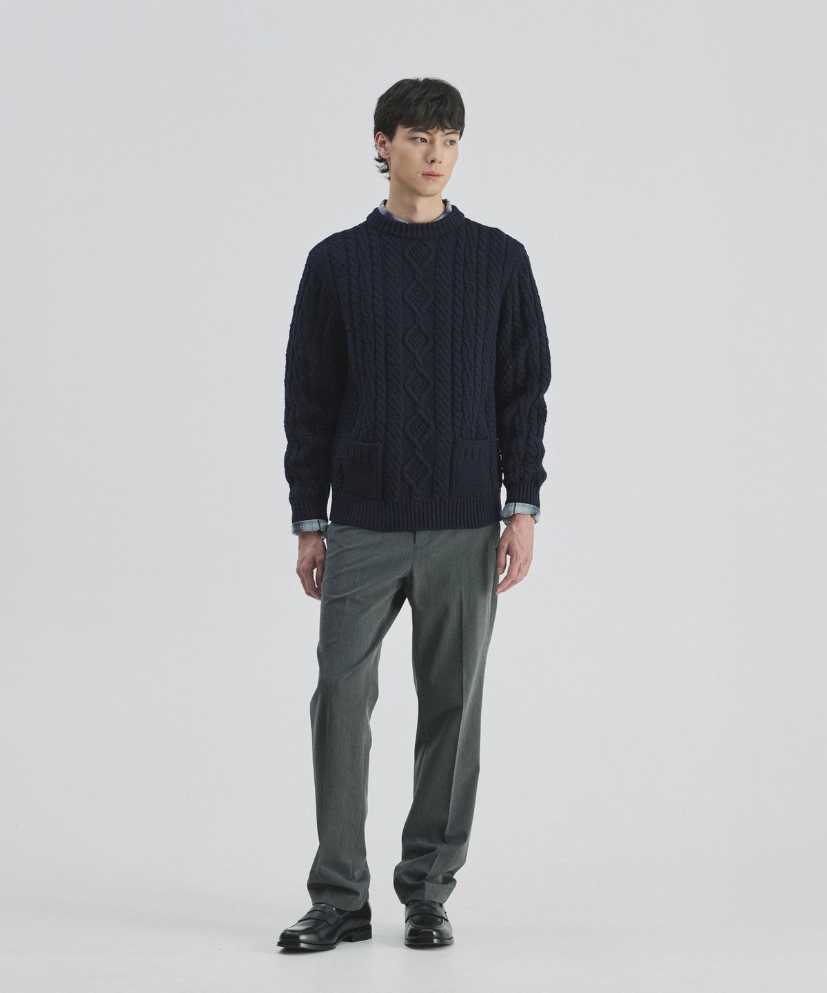 건지 울른스(Guernsey Woollens) 셔틀랜드울 아란 포켓 스웨터 - 네이비