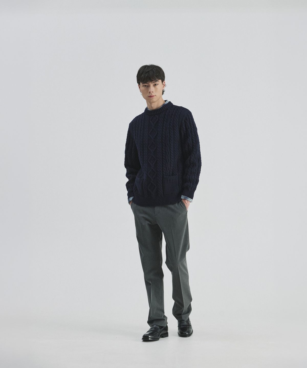 건지 울른스(Guernsey Woollens) 셔틀랜드울 아란 포켓 스웨터 - 네이비