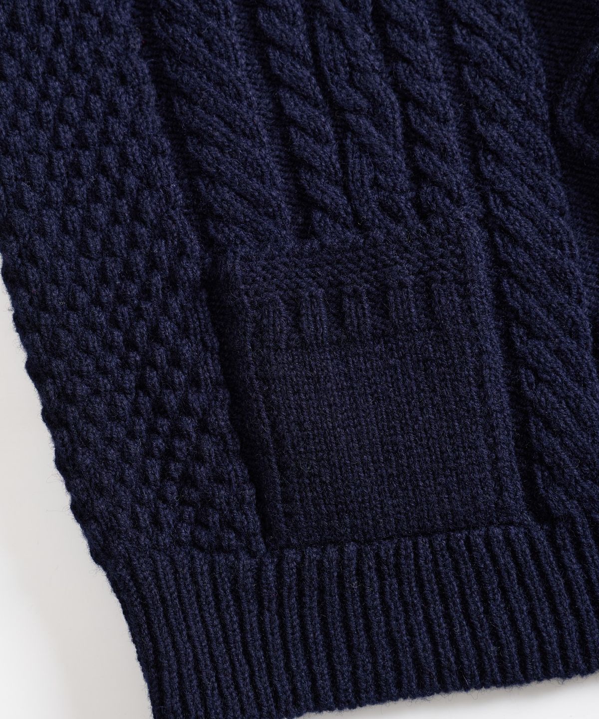 건지 울른스(Guernsey Woollens) 셔틀랜드울 아란 포켓 스웨터 - 네이비
