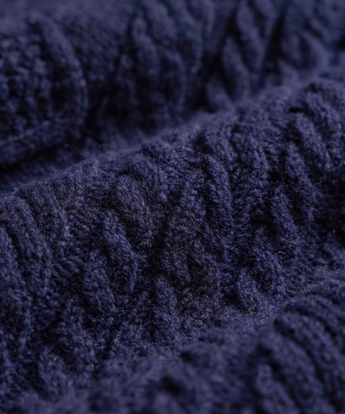건지 울른스(Guernsey Woollens) 셔틀랜드울 아란 포켓 스웨터 - 네이비