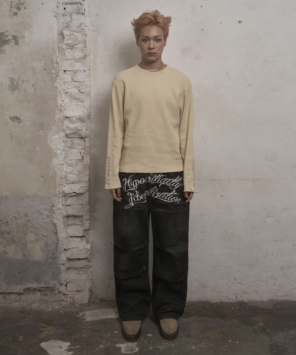 언유즈랩(UNUSEDLAB) 코팅 엠브로이더리 데님 팬츠 (블랙)