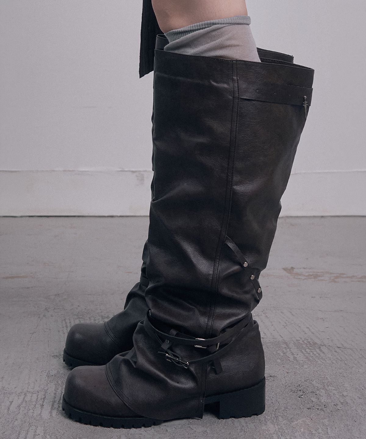 데미오(DAMIO) Belted Slouch Long Boots (Brown)