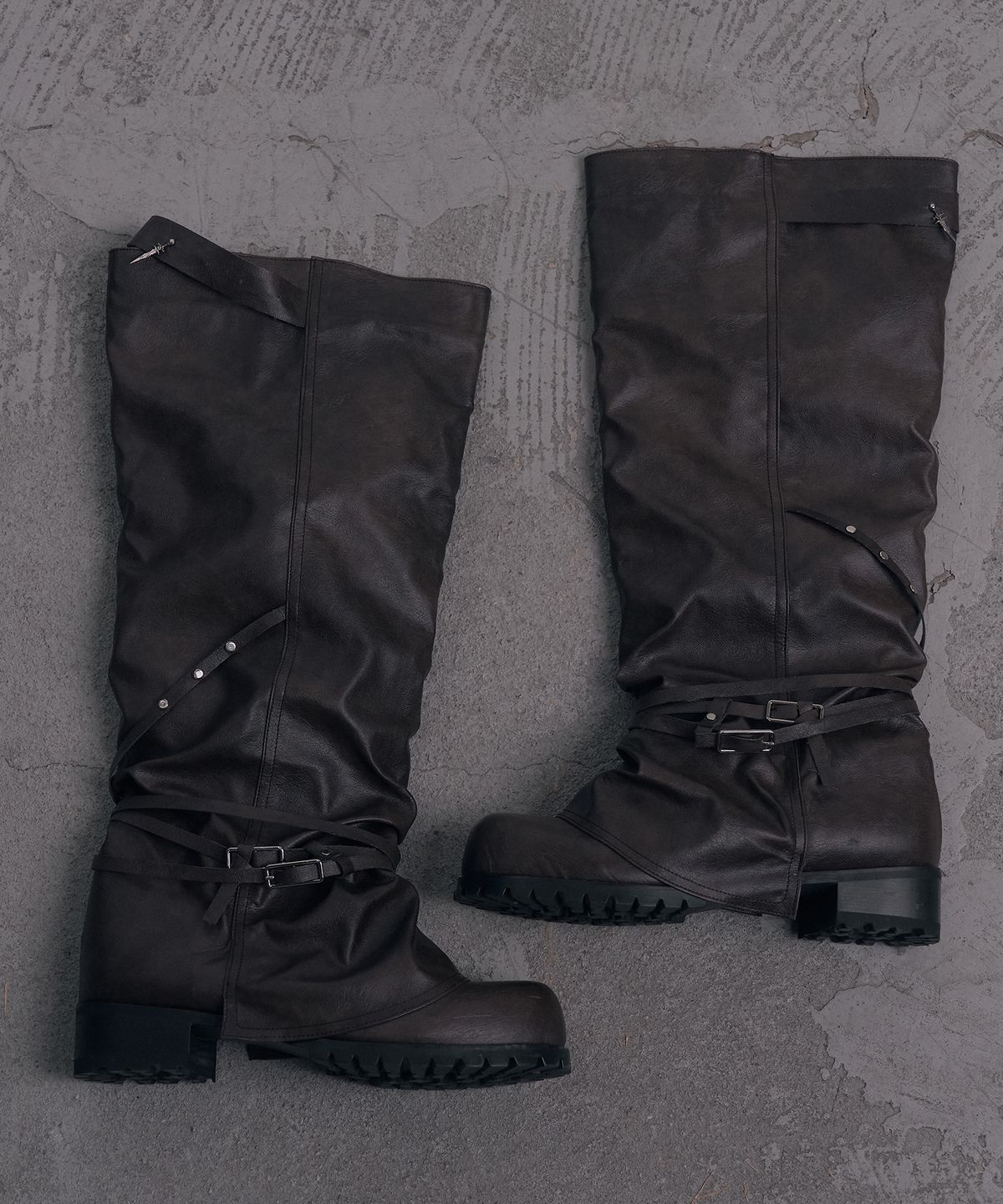 데미오(DAMIO) Belted Slouch Long Boots (Brown)