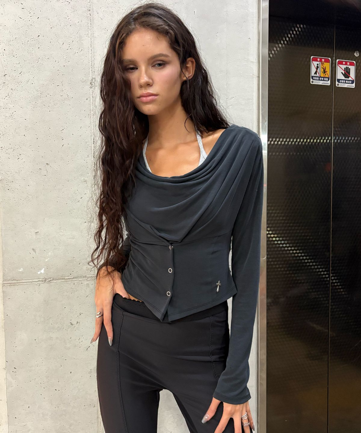 2000아카이브스(2000ARCHIVES) ECRU COWL TOP (BLACK)