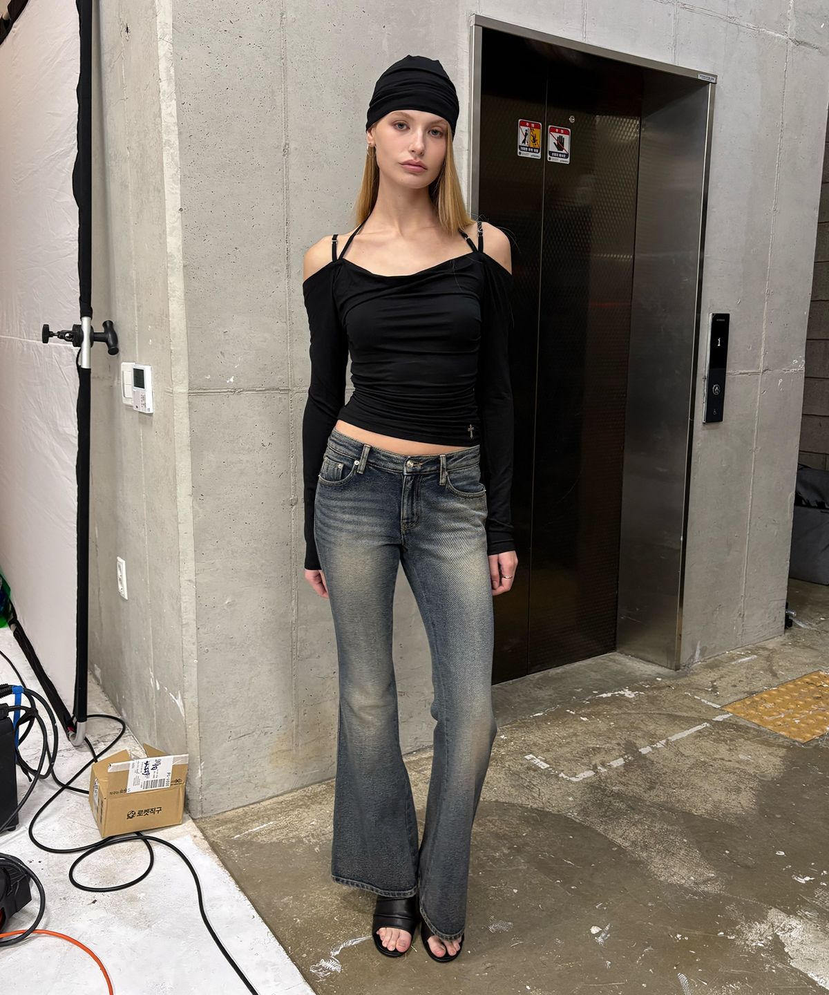 2000아카이브스(2000ARCHIVES) VELA OFF-SHOULDER TOP (BLACK)