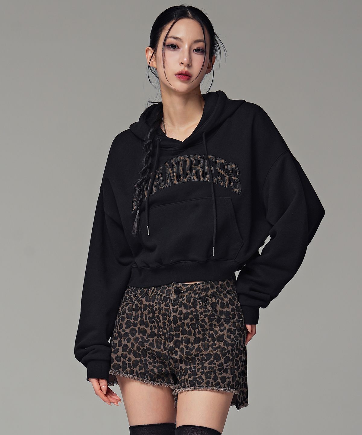 어반드레스(AVANDRESS) 레오파드 로고 크롭 후디_2Colors