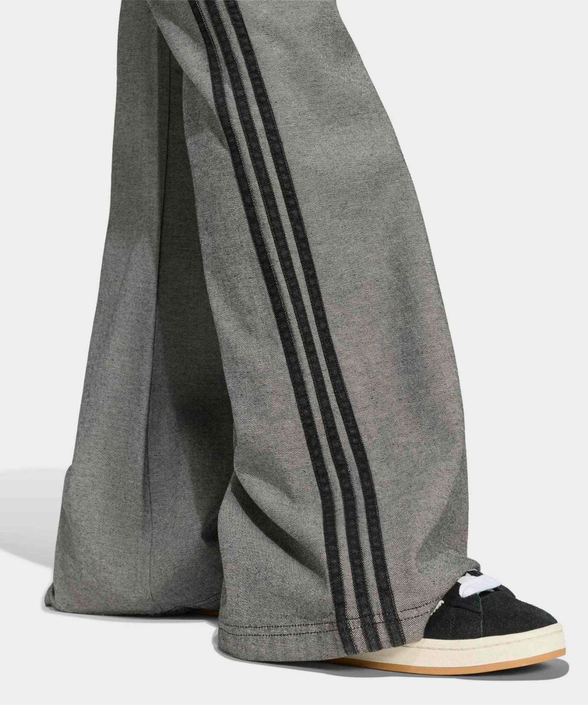 아디다스(ADIDAS) SST 로우 라이즈 플레어드 레그 데님 팬츠 - 그레이 / KS9213