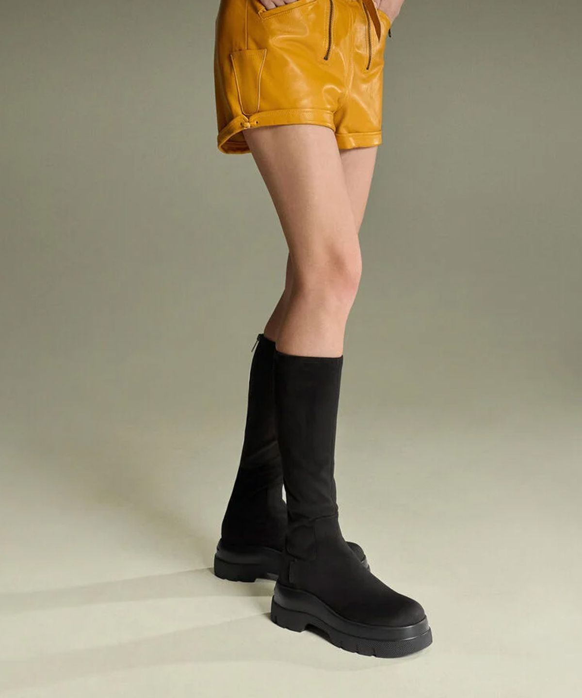 찰스앤키스(CHARLES & KEITH) 레오이 인조 스웨이드 청키 니하이 부츠 2colors CK1-90380188