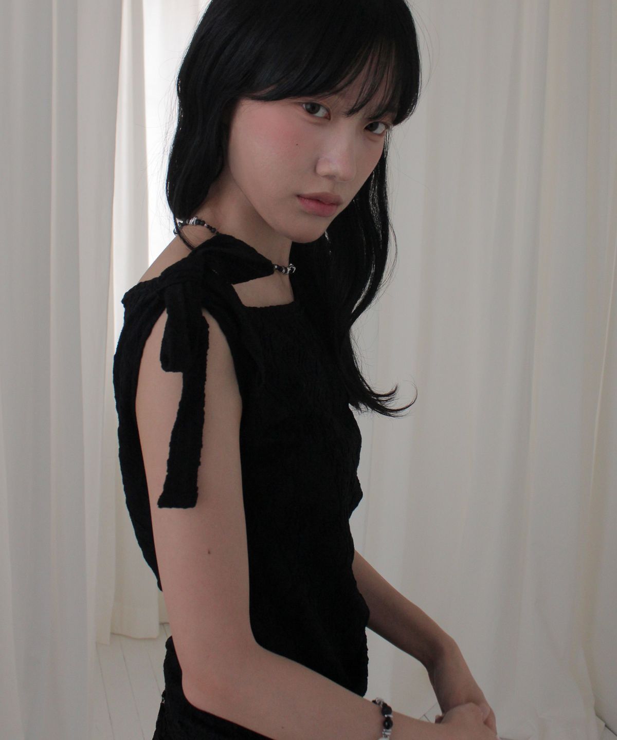 루바티(RUBATI) 아멜리아 리본 오프숄더 슬리브리스 티셔츠_블랙