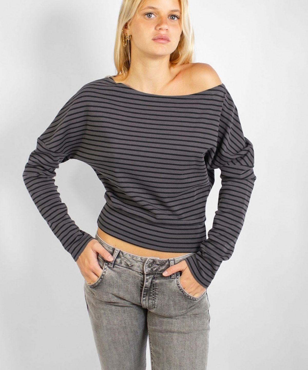 섭듀드(SUBDUED) Boat-neck T-shirt (STRIPE CHARCOAL GREY)