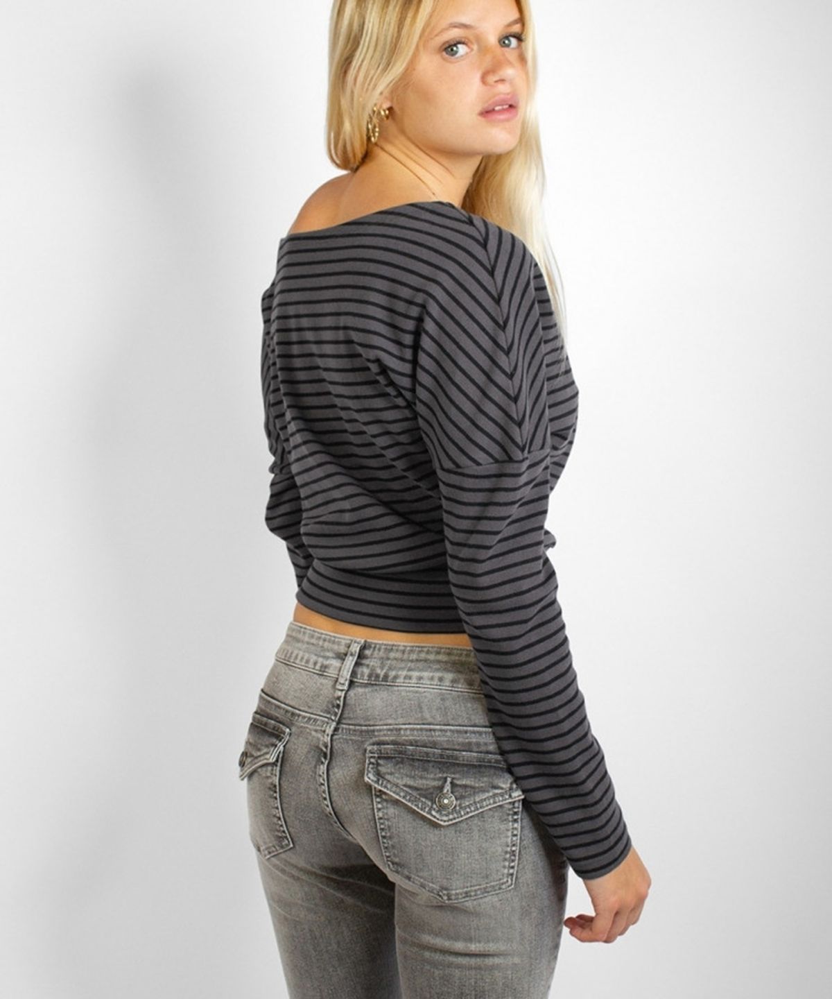 섭듀드(SUBDUED) Boat-neck T-shirt (STRIPE CHARCOAL GREY)