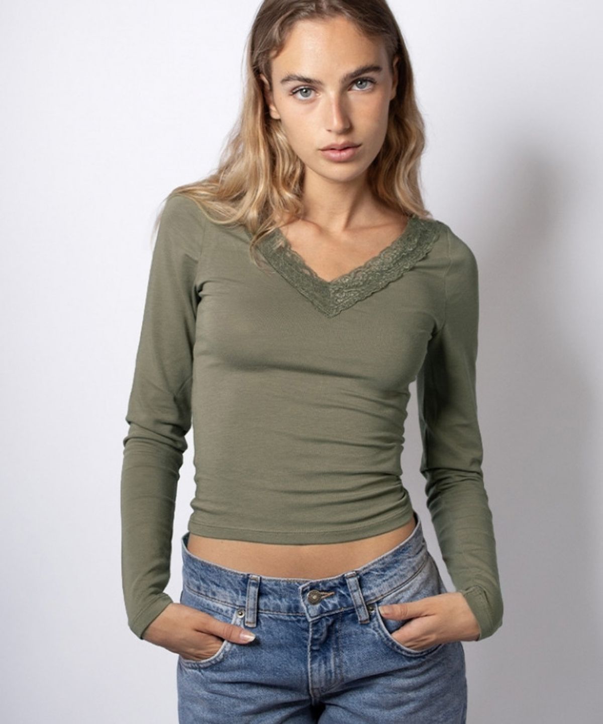 섭듀드(SUBDUED) V-neck T-shirt with Lace (KHAKI GREEN)