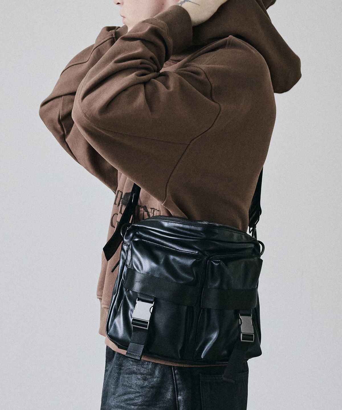 메종미네드(MAISON MINED) LEATHER TWO POCKET CROSS BAG