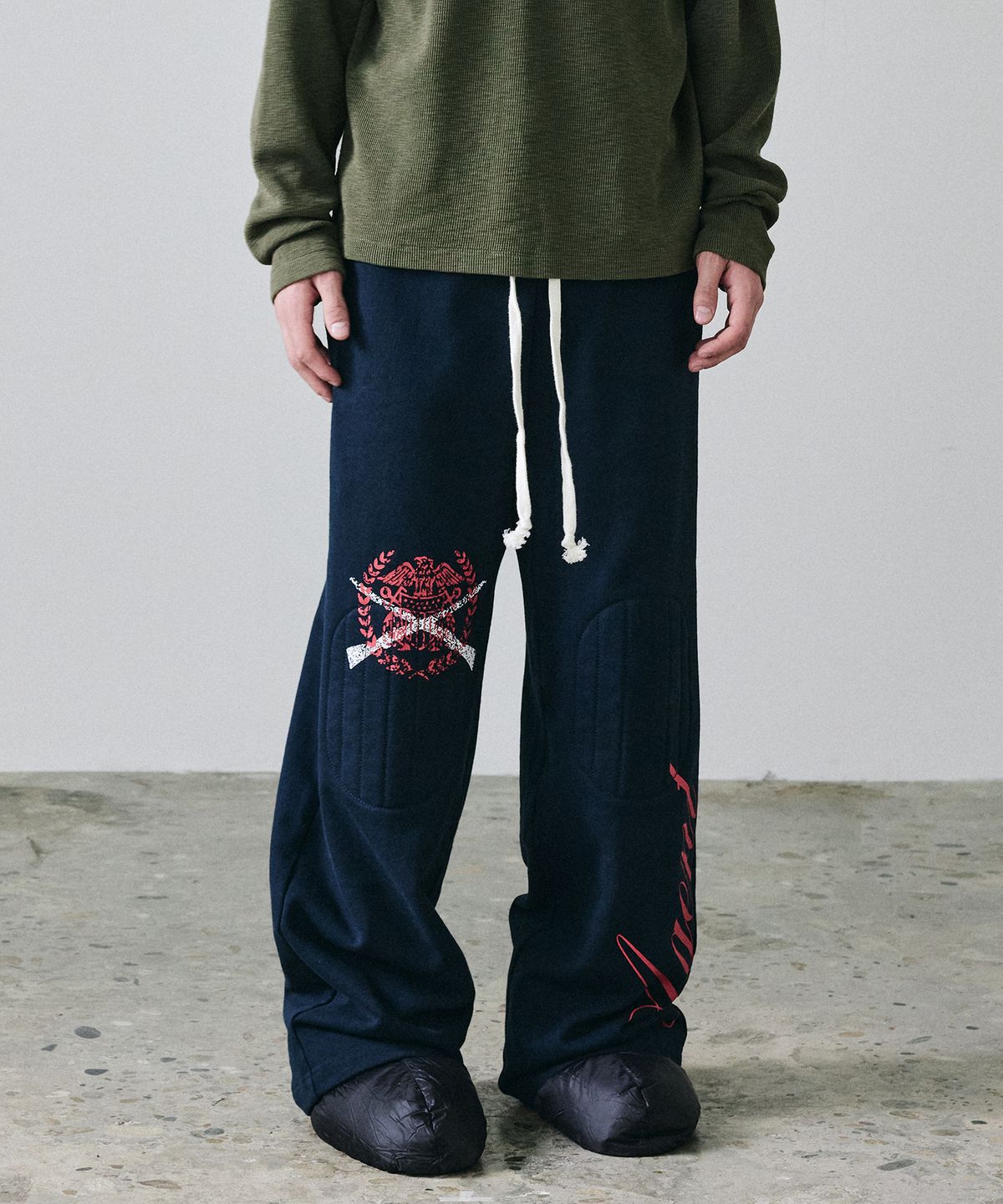 메종미네드(MAISON MINED) AGENT KNEE PATCH SWEATPANTS NAVY