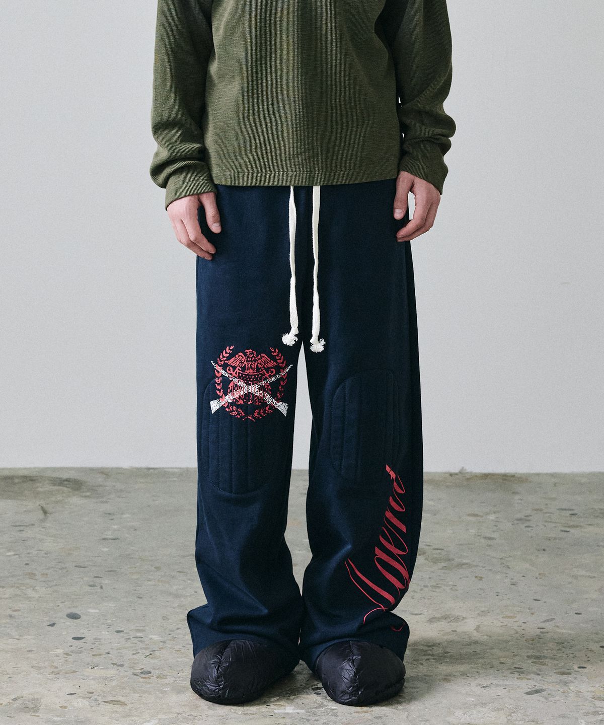 메종미네드(MAISON MINED) AGENT KNEE PATCH SWEATPANTS NAVY