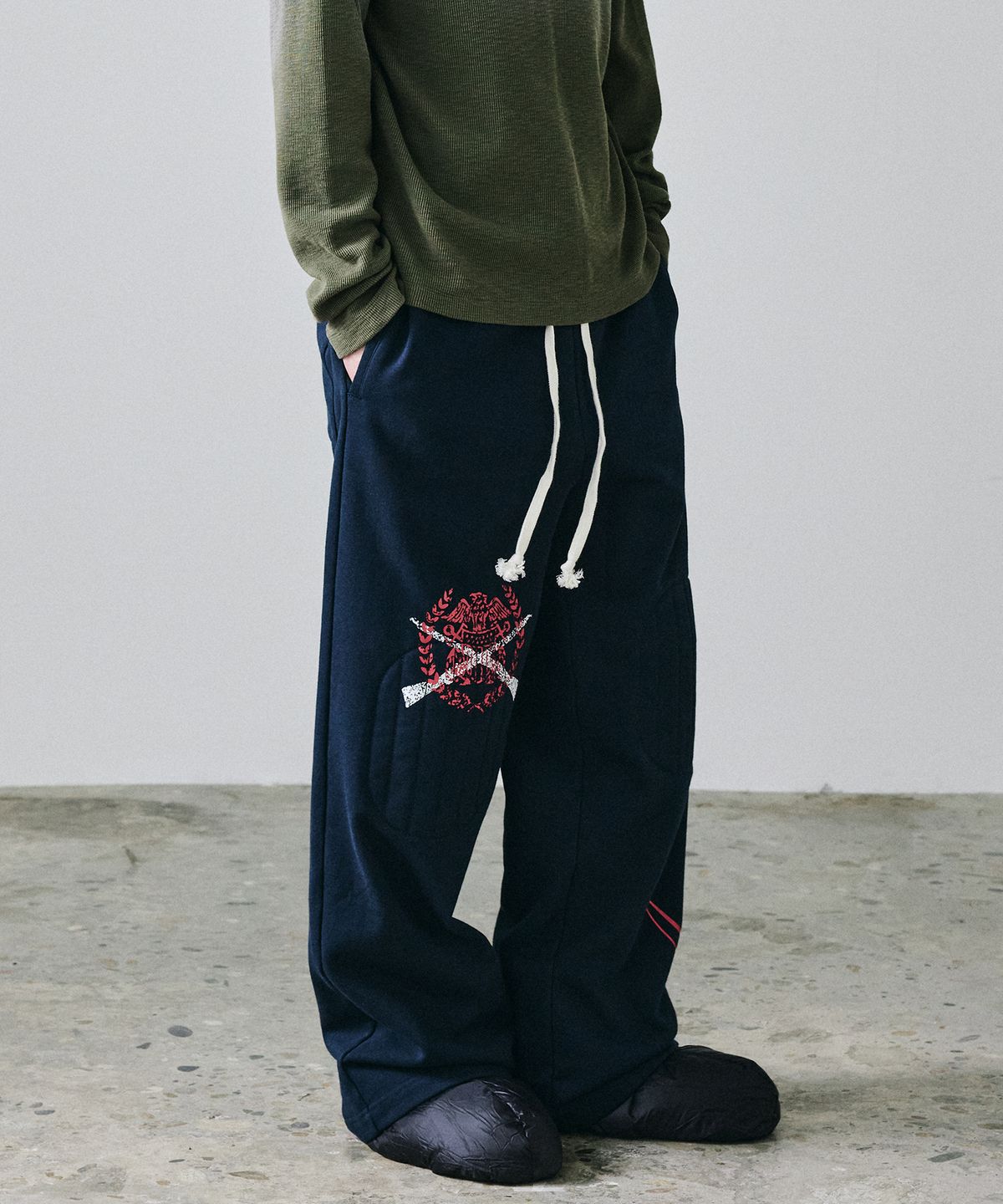 메종미네드(MAISON MINED) AGENT KNEE PATCH SWEATPANTS NAVY