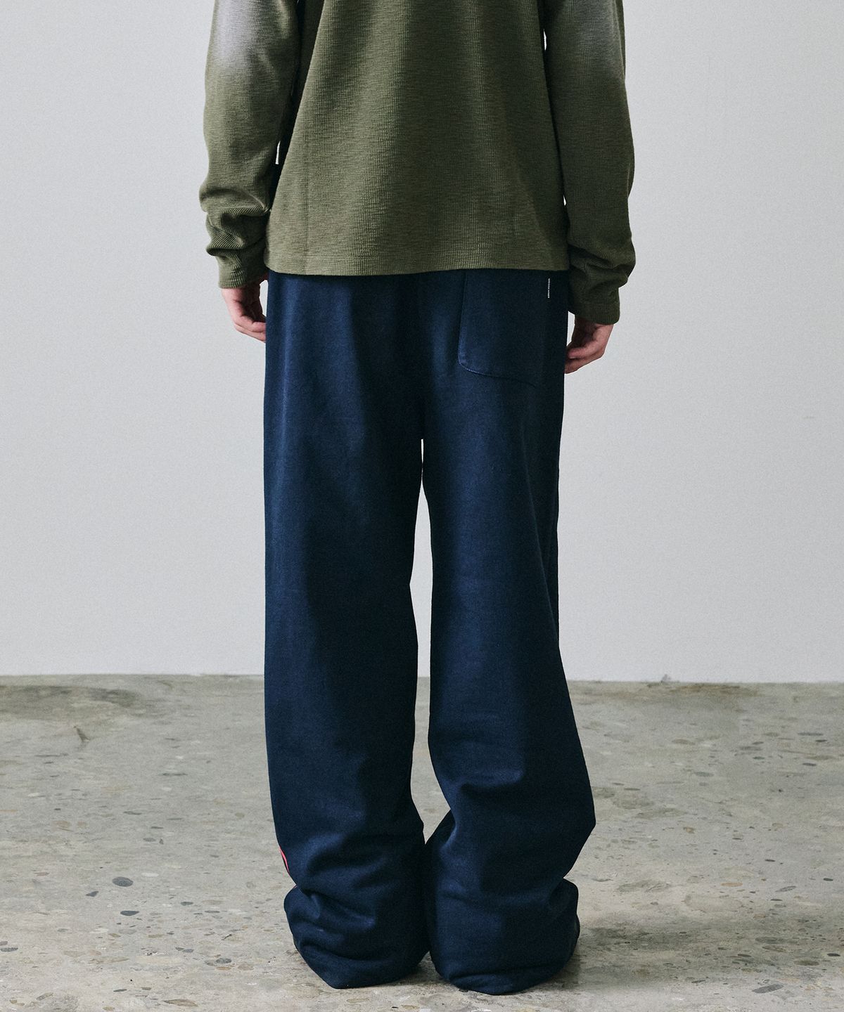 메종미네드(MAISON MINED) AGENT KNEE PATCH SWEATPANTS NAVY