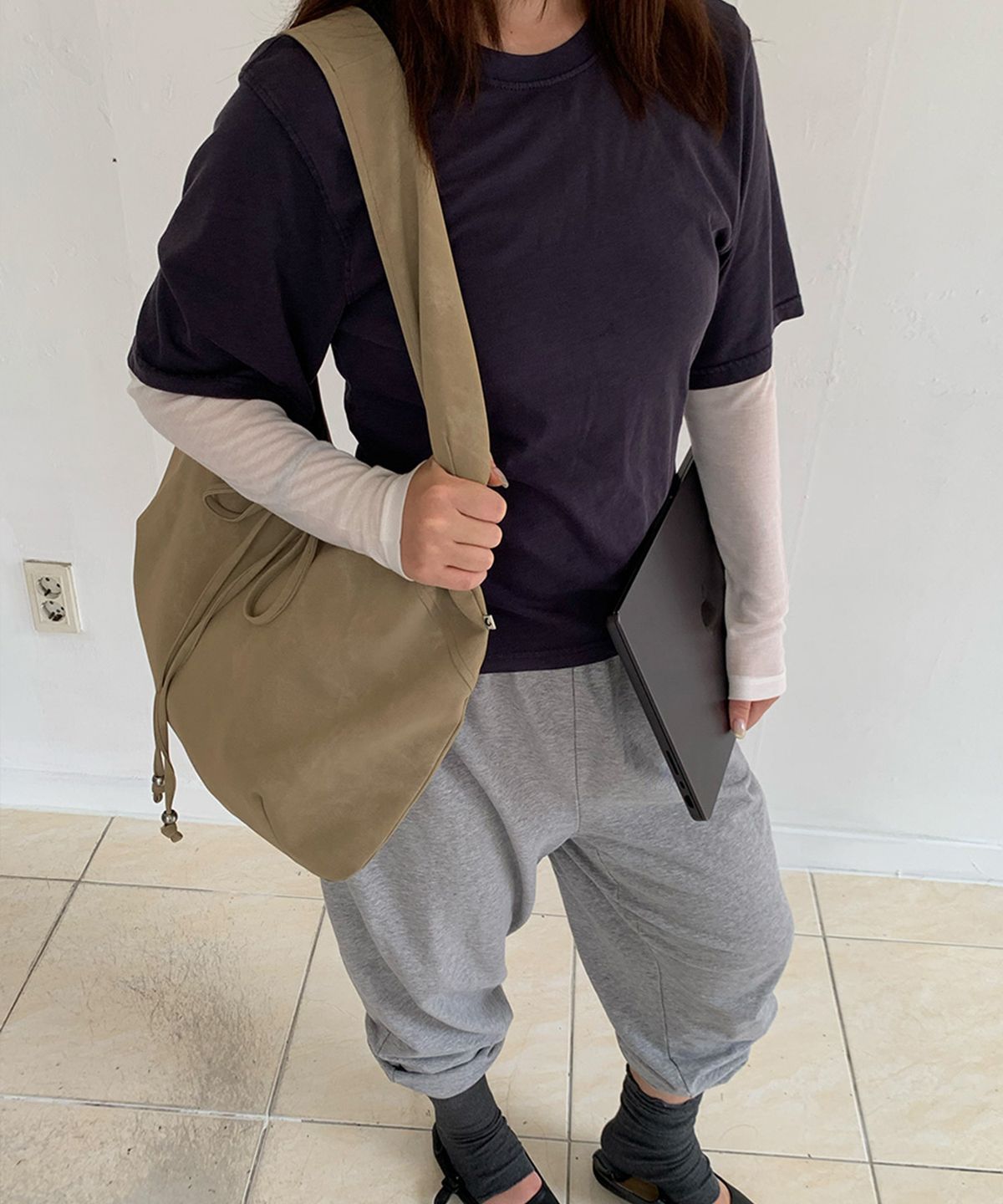 무니쉬(MOONISH) Bud Moon Suede Bag - Dust Beige