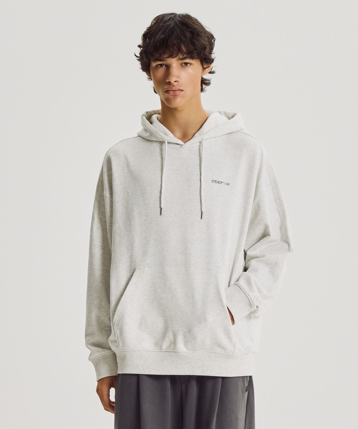 뉴발란스(NEW BALANCE) NBN0G41923 / UNI 헤리티지 ORBIT 그래픽 후드티 (OATMEAL)