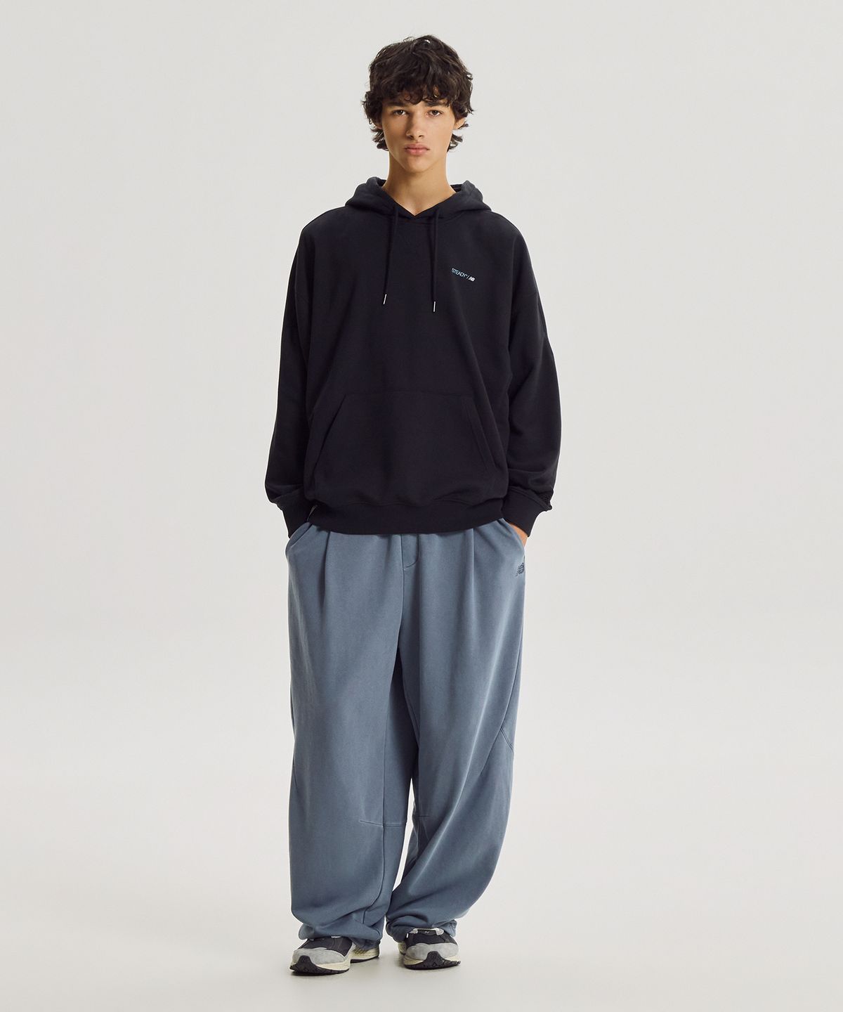 뉴발란스(NEW BALANCE) NBN0G41923 / UNI 헤리티지 ORBIT 그래픽 후드티 (BLACK)