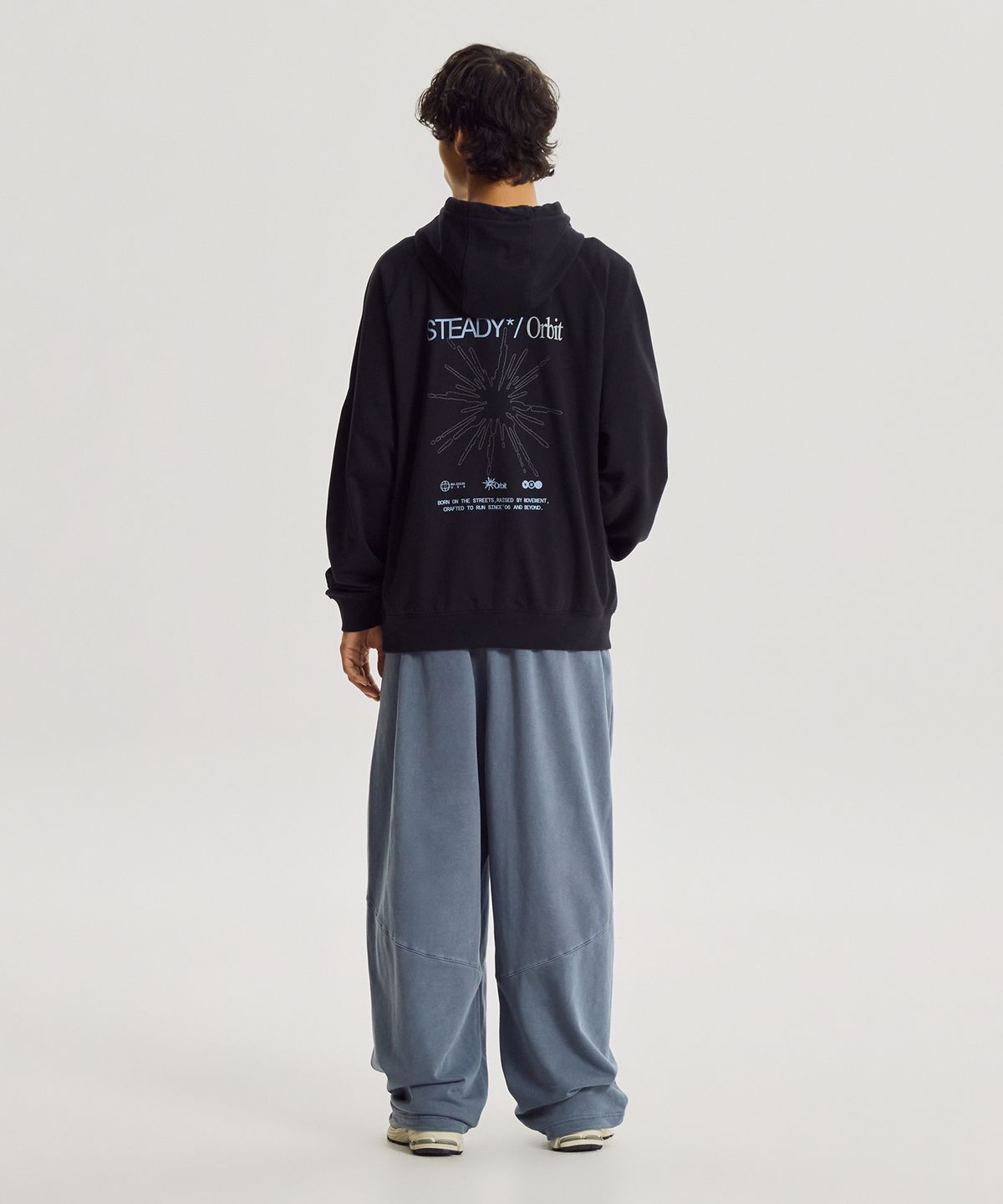 뉴발란스(NEW BALANCE) NBN0G41923 / UNI 헤리티지 ORBIT 그래픽 후드티 (BLACK)