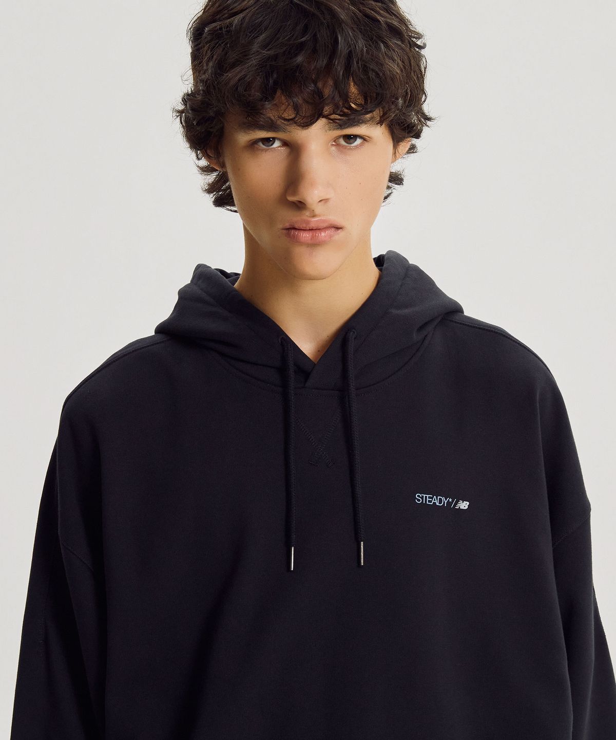 뉴발란스(NEW BALANCE) NBN0G41923 / UNI 헤리티지 ORBIT 그래픽 후드티 (BLACK)