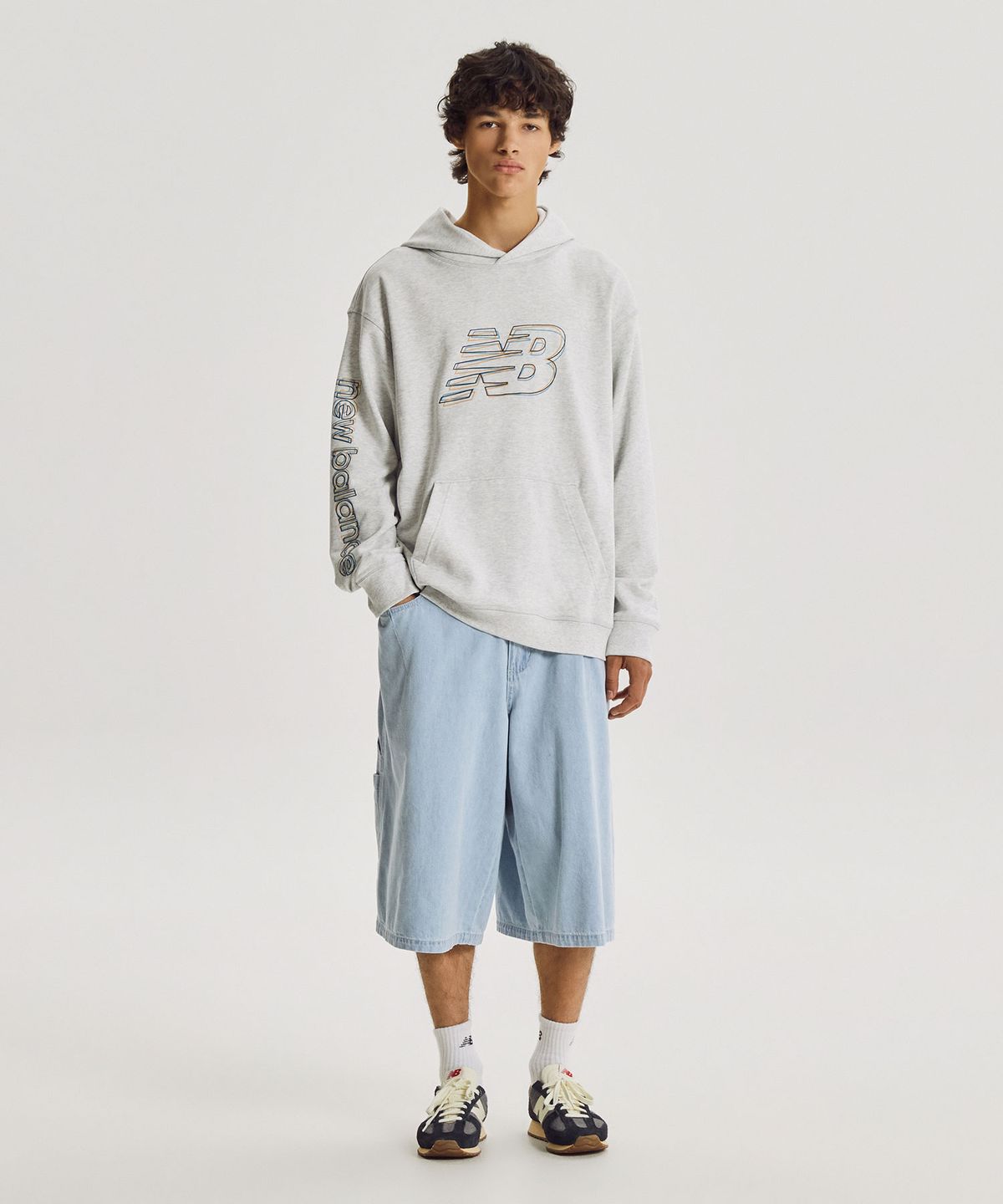 뉴발란스(NEW BALANCE) NBN0G42903 / UNI 3D 레터링 그래픽 후드티 (L/GRAY)