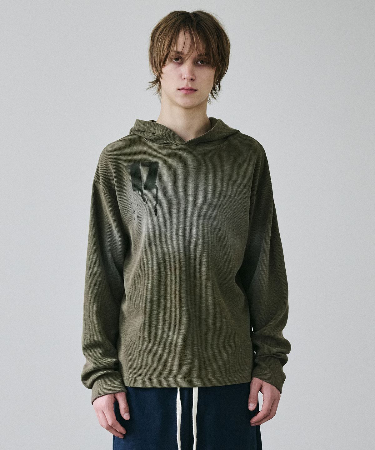 메종미네드(MAISON MINED) PAINTED WAFFLE HOOD LONG SLEEVE KHAKI