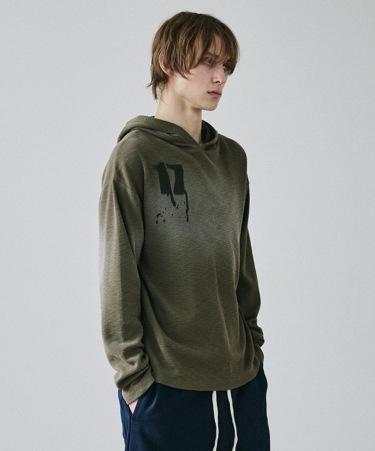 메종미네드(MAISON MINED) PAINTED WAFFLE HOOD LONG SLEEVE KHAKI