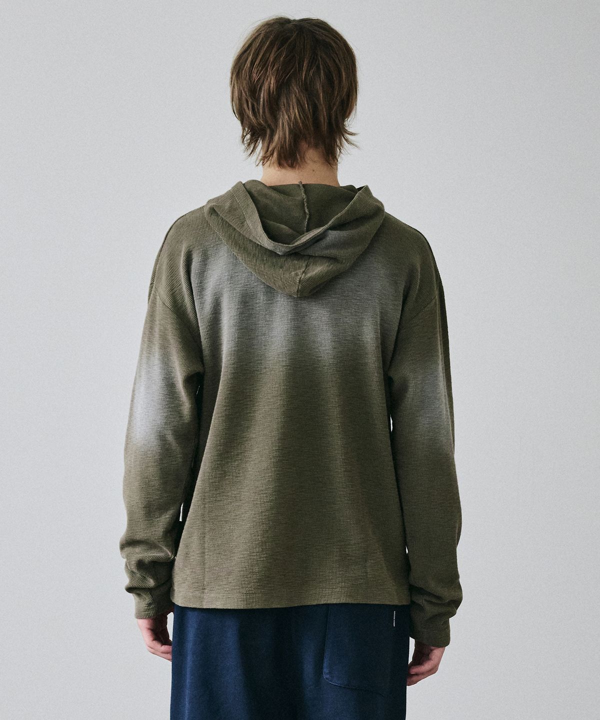 메종미네드(MAISON MINED) PAINTED WAFFLE HOOD LONG SLEEVE KHAKI